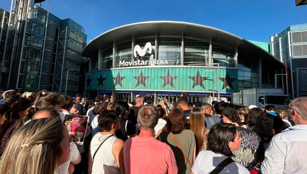 Exteriores del Movistar Arena durante el acto Tejer redes por la visita del Papa 