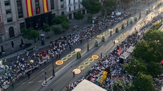 Miles de fieles esperan al Papa en Cibeles