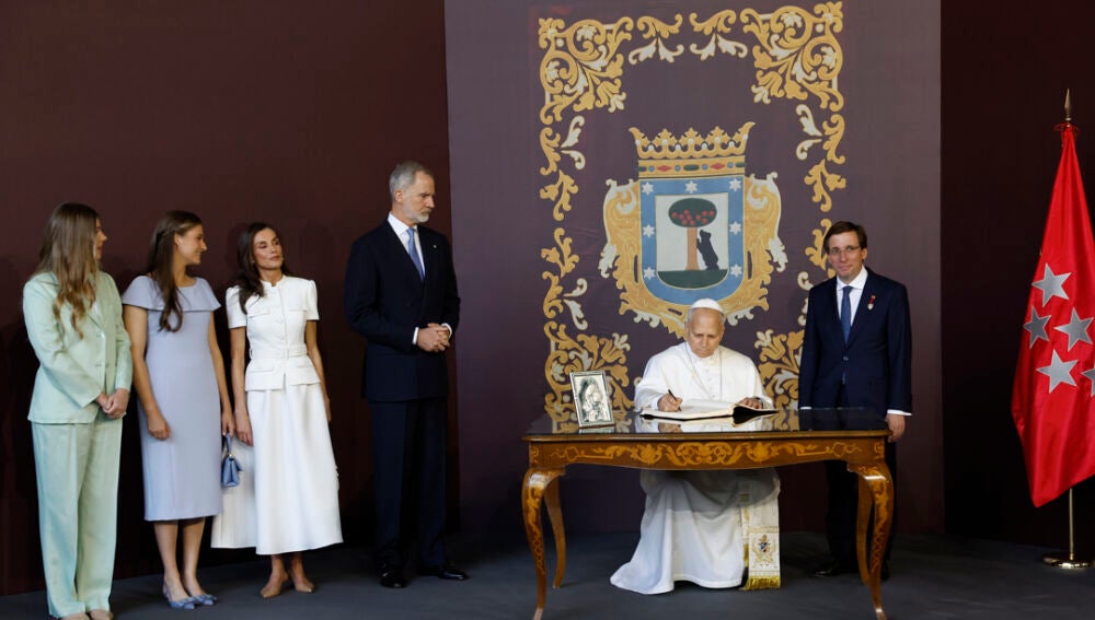 La familia real y el alcalde de Madrid con el Papa
