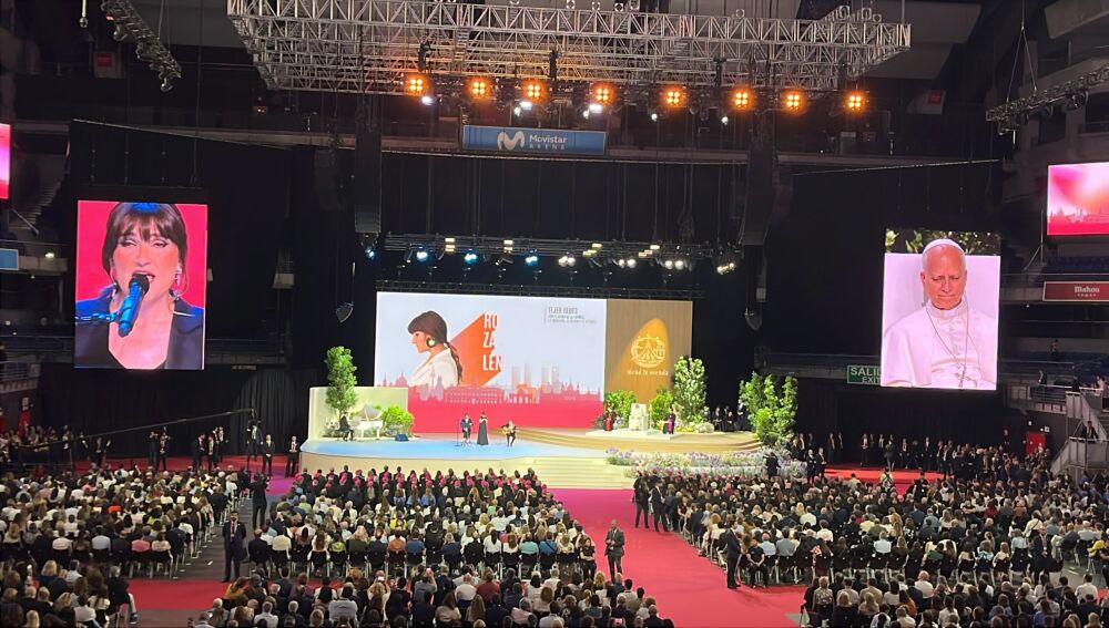 Actuación de Rozalén ante el Papa en el Movistar Arena
