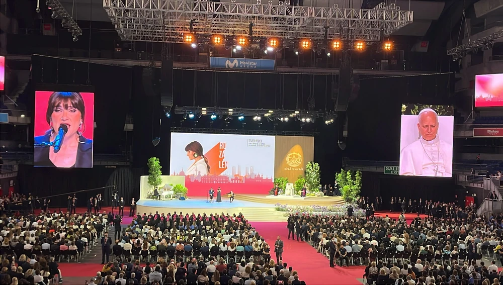 Actuación de Rozalén ante el Papa en el Movistar Arena Actuación de Rozalén ante el Papa en el Movistar Arena