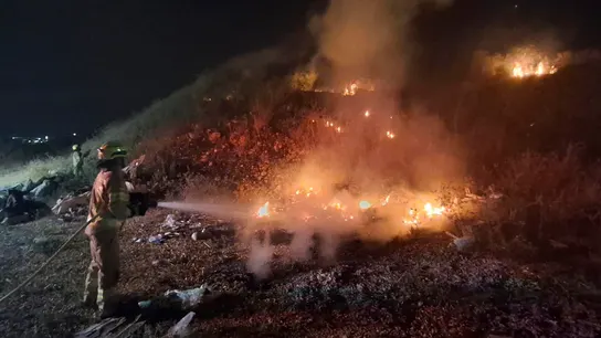 El Servicio de Bomberos y Rescate de Israel en las labores de extinción de varios lugares en los Altos del Golán tras recibir llamadas a la línea directa 102 después del ataque de Irán. El Servicio de Bomberos y Rescate de Israel en las labores de extinción de varios lugares en los Altos del Golán tras recibir llamadas a la línea directa 102 después del ataque de Irán.
