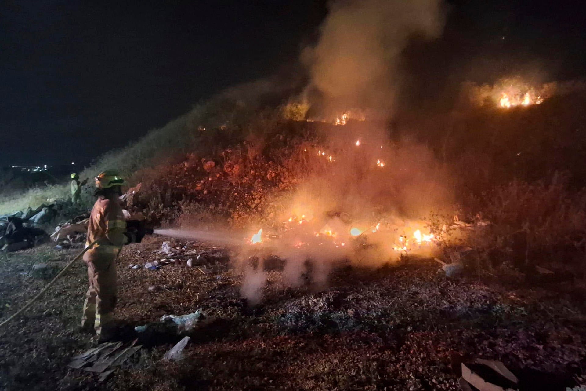 El Servicio de Bomberos y Rescate de Israel en las labores de extinción de varios lugares en los Altos del Golán tras recibir llamadas a la línea directa 102 después del ataque de Irán. El Servicio de Bomberos y Rescate de Israel en las labores de extinción de varios lugares en los Altos del Golán tras recibir llamadas a la línea directa 102 después del ataque de Irán.