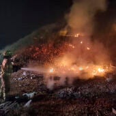El Servicio de Bomberos y Rescate de Israel en las labores de extinción de varios lugares en los Altos del Golán tras recibir llamadas a la línea directa 102 después del ataque de Irán.
