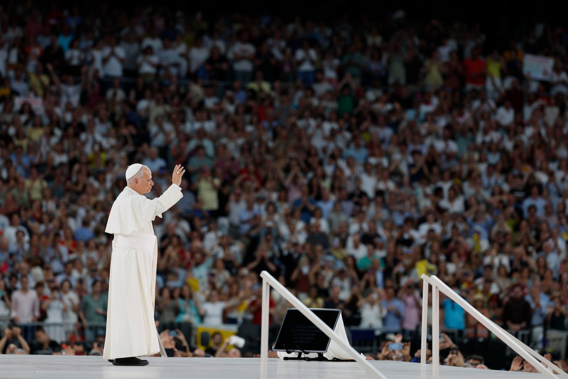 El papa León XIV bendice a los fieles en el Bernabéu El papa León XIV bendice a los fieles en el Bernabéu