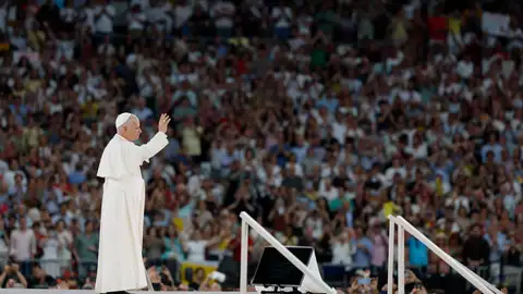 El papa León XIV bendice a los fieles en el Bernabéu El papa León XIV bendice a los fieles en el Bernabéu