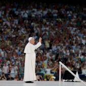 El papa León XIV bendice a los fieles en el Bernabéu