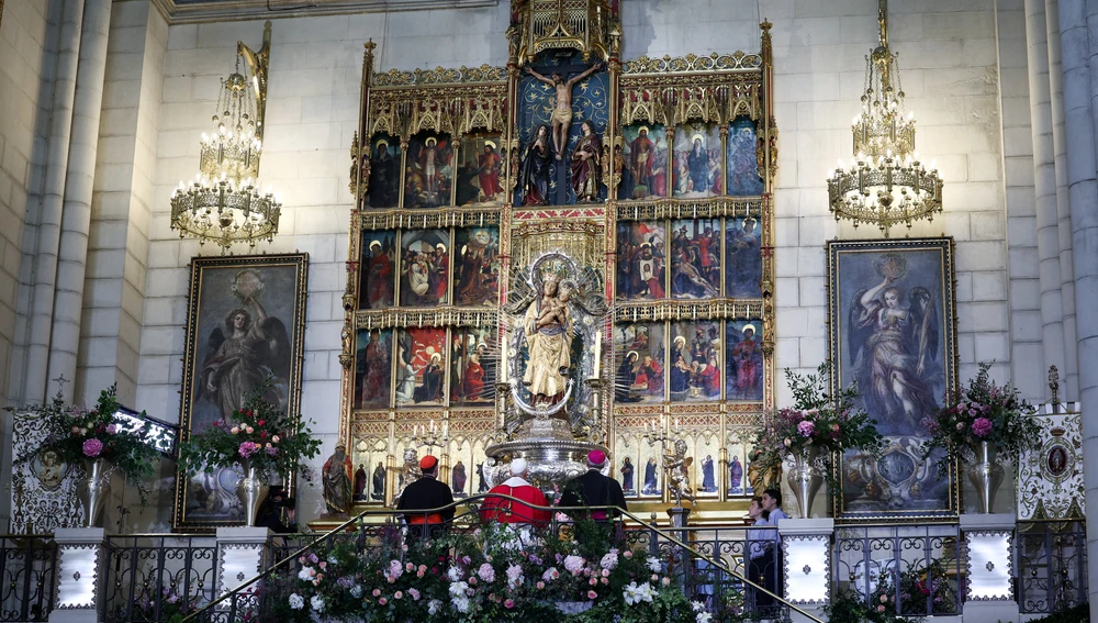 El papa coloca la Rosa de Oro El papa coloca la Rosa de Oro