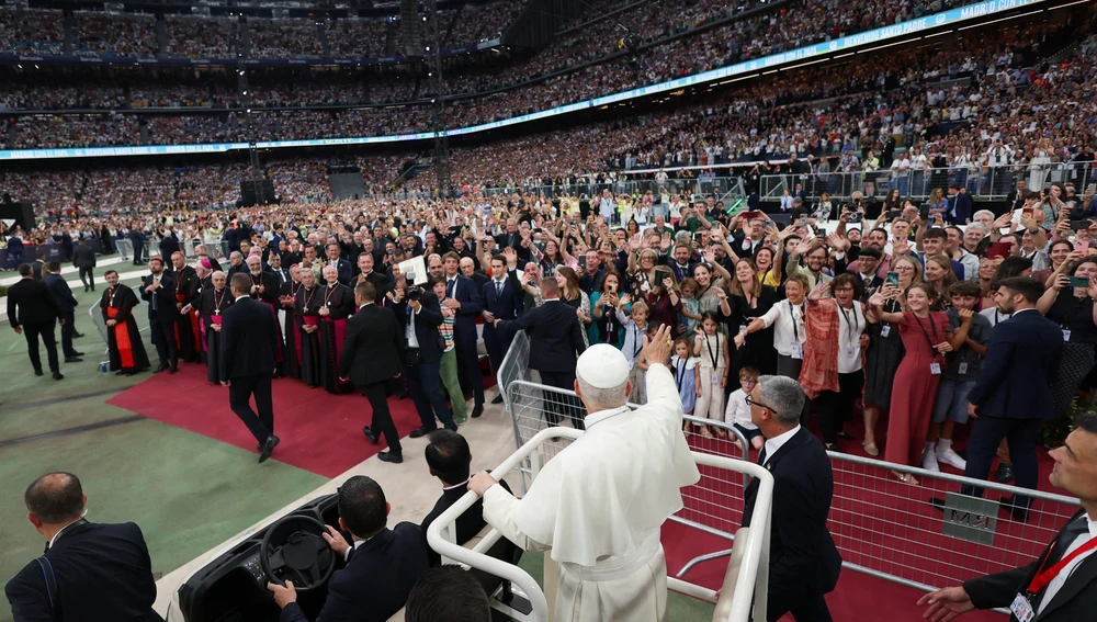 El papa da una vuelta alrededor del Bernabéu El papa da una vuelta alrededor del Bernabéu