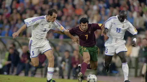 Blanc y Thuram disputando el balón con Luis Figo en la Eurocopa 2000 Blanc y Thuram disputando el balón con Luis Figo en la Eurocopa 2000