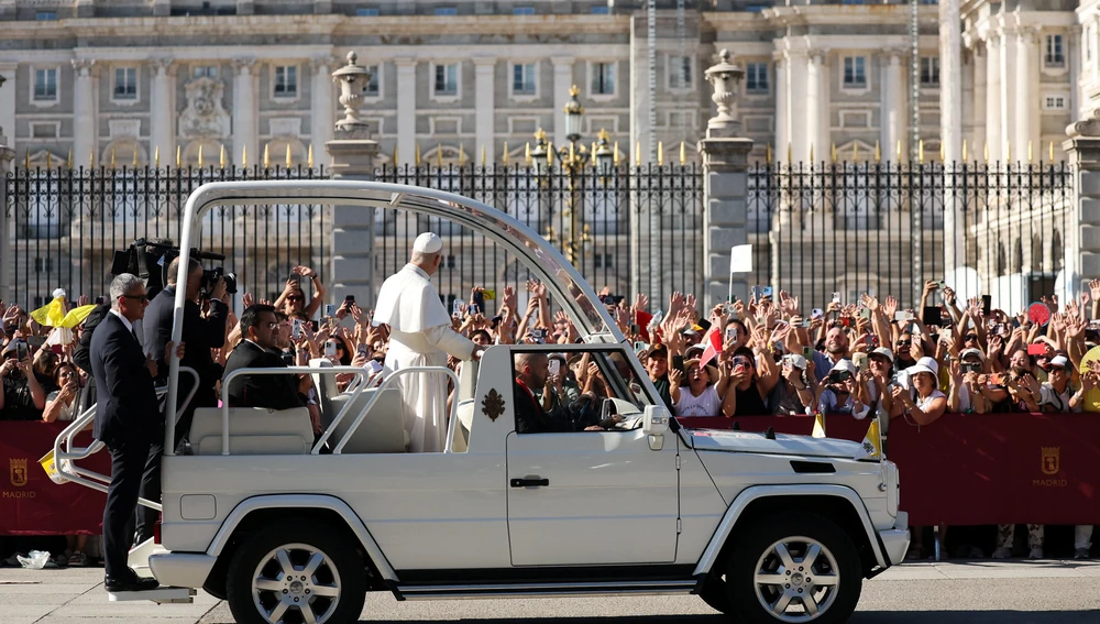 El papa subido al papamóvil saludando a una multitud a las puertas del Palacio Real El papa subido al papamóvil saludando a una multitud a las puertas del Palacio Real