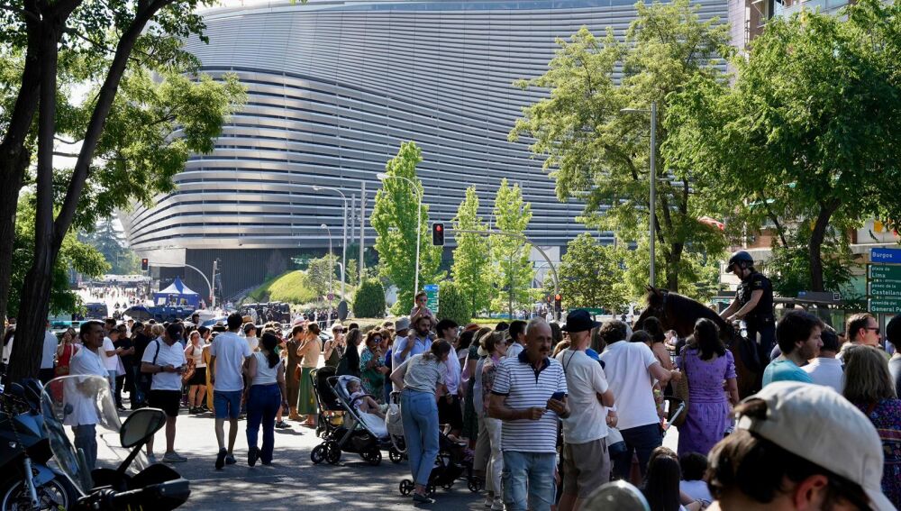 Multitud de personas a las afueras del Santiago Bernabéu esperando al papa