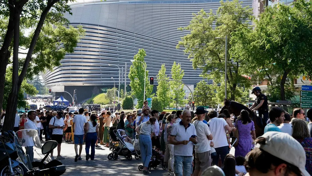Multitud de personas a las afueras del Santiago Bernabéu esperando al papa Multitud de personas a las afueras del Santiago Bernabéu esperando al papa