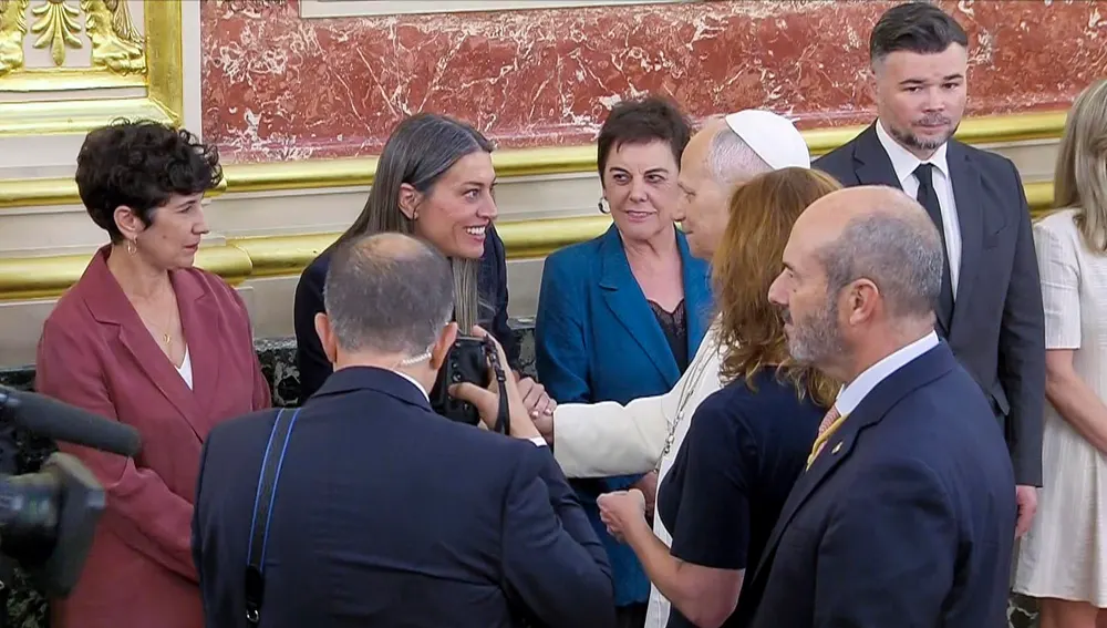 Captura de video del momento en el que la portavoz de Junts en el Congreso, Miriam Nogueras, se ha dirigido al papa León XIV Captura de video del momento en el que la portavoz de Junts en el Congreso, Miriam Nogueras, se ha dirigido al papa León XIV