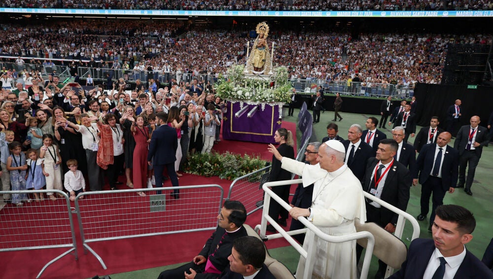 El papa León XIV saluda a los fieles en el Bernabéu