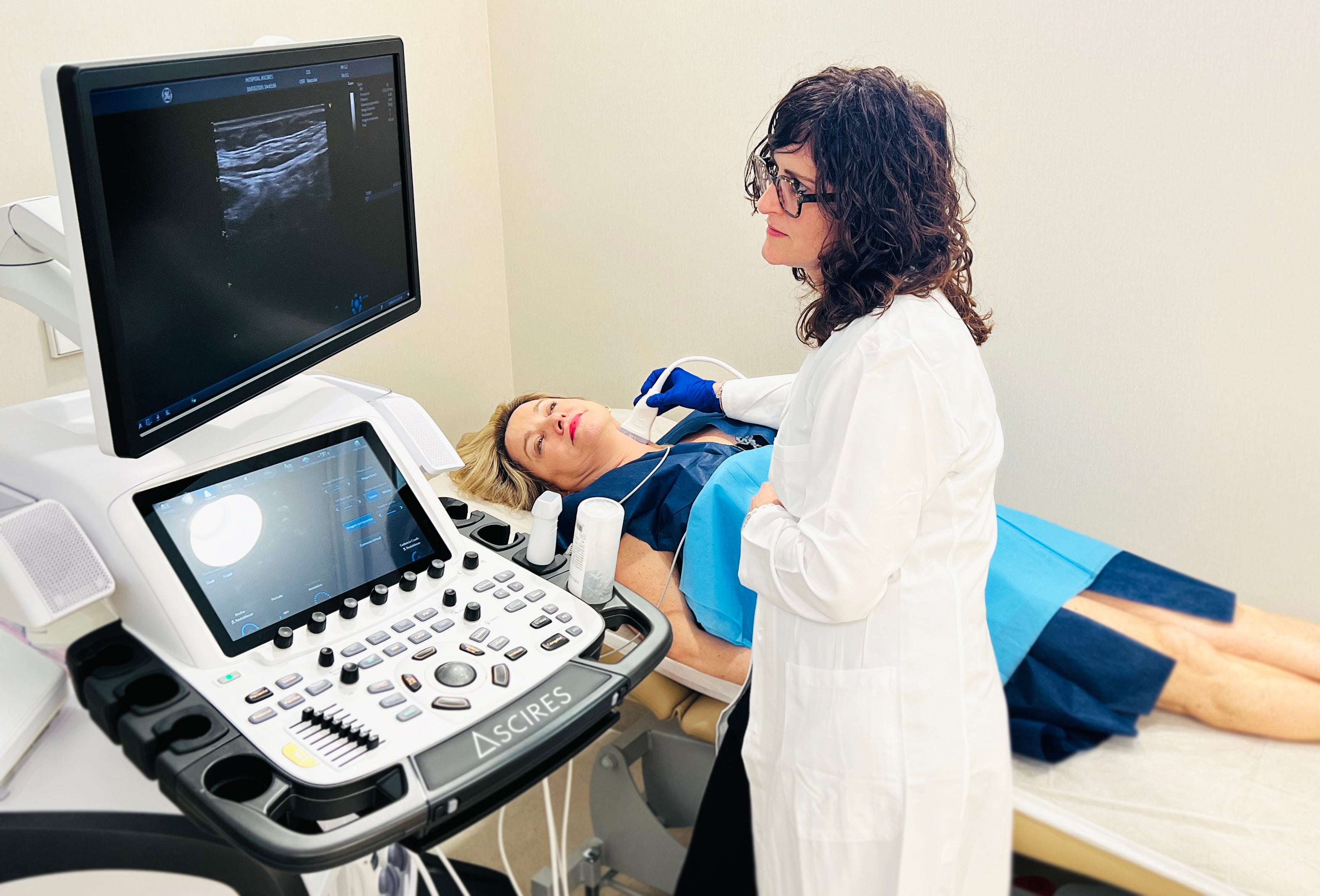 Una paciente se somete a una ecografía de riesgo vascular como parte del chequeo médico personalizado en el Hospital Ascires. Una paciente se somete a una ecografía de riesgo vascular como parte del chequeo médico personalizado en el Hospital Ascires.