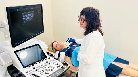 Una paciente se somete a una ecografía de riesgo vascular como parte del chequeo médico personalizado en el Hospital Ascires. Una paciente se somete a una ecografía de riesgo vascular como parte del chequeo médico personalizado en el Hospital Ascires.