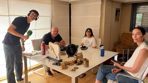 Manuel Molina desde uno de estos mercadillos instalados en una vivienda particular Manuel Molina desde uno de estos mercadillos instalados en una vivienda particular
