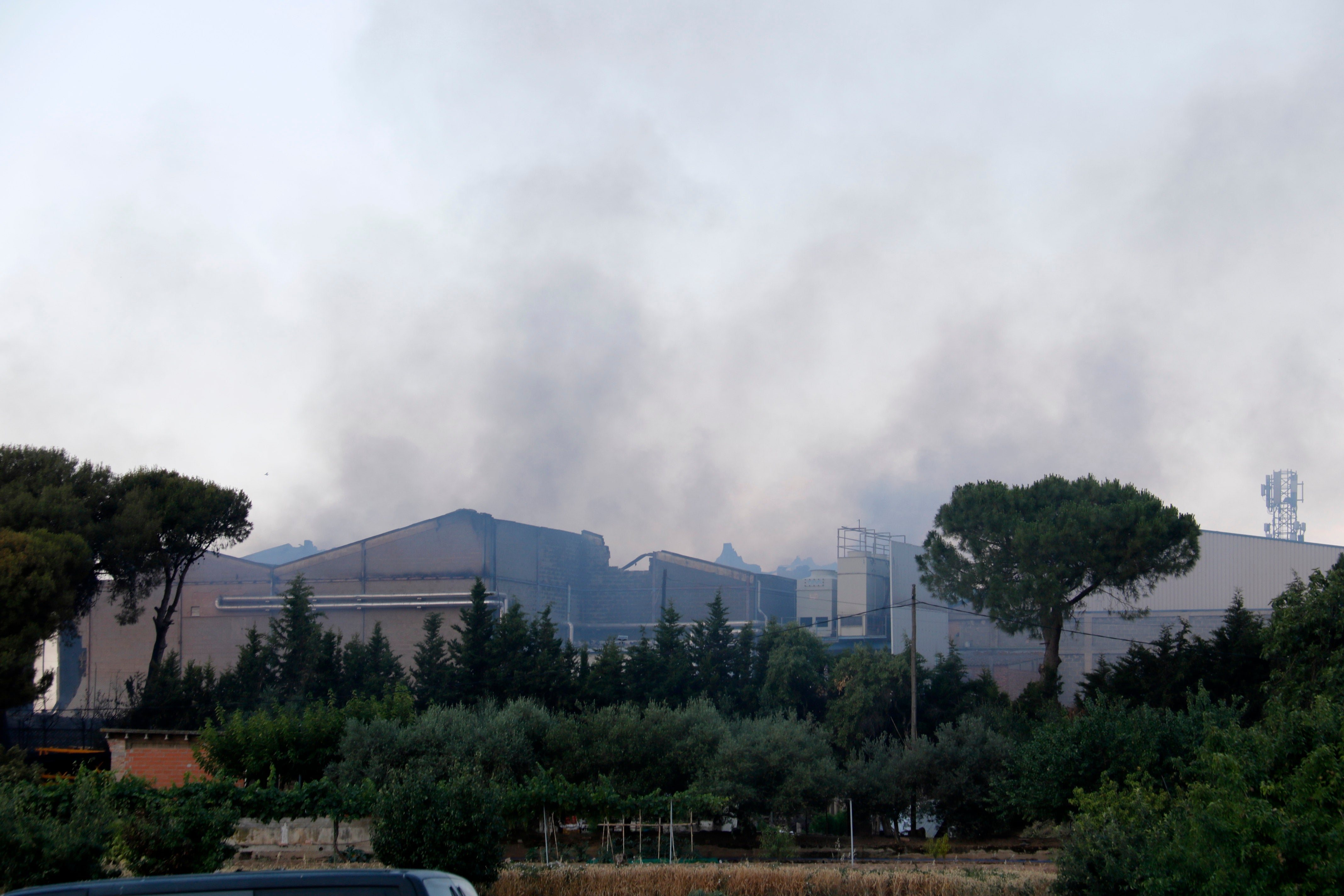 Estabilitzat l'incendi en una empresa fruitera de Lleida i s’aixeca el confinament als habitatges propers Estabilitzat l'incendi en una empresa fruitera de Lleida i s’aixeca el confinament als habitatges propers