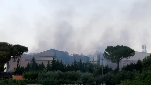 Estabilitzat l'incendi en una empresa fruitera de Lleida i s’aixeca el confinament als habitatges propers Estabilitzat l'incendi en una empresa fruitera de Lleida i s’aixeca el confinament als habitatges propers
