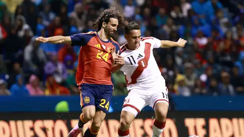 Marc Cucurella (i) de España controla un balón con Jairo Vélez de Perú este lunes, en un partido amistoso previo al Mundial de Fútbol 2026 en el estadio Cuauhtémoc en Puebla (México). Marc Cucurella (i) de España controla un balón con Jairo Vélez de Perú este lunes, en un partido amistoso previo al Mundial de Fútbol 2026 en el estadio Cuauhtémoc en Puebla (México).