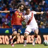 Marc Cucurella (i) de España controla un balón con Jairo Vélez de Perú este lunes, en un partido amistoso previo al Mundial de Fútbol 2026 en el estadio Cuauhtémoc en Puebla (México).