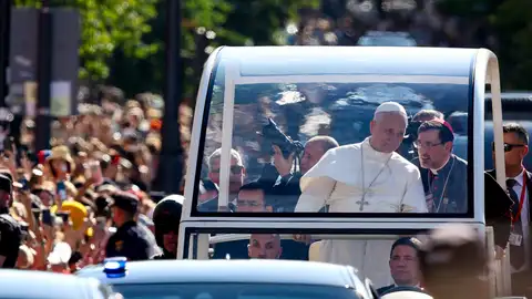 El papa León XIV, junto al arzobispo de Madrid, el cardenal José Cobo (d), en el papamóvil durante su recorrido por Madrid. El papa León XIV, junto al arzobispo de Madrid, el cardenal José Cobo (d), en el papamóvil durante su recorrido por Madrid.