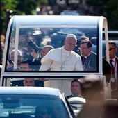 El papa León XIV, junto al arzobispo de Madrid, el cardenal José Cobo (d), en el papamóvil durante su recorrido por Madrid. El papa León XIV, junto al arzobispo de Madrid, el cardenal José Cobo (d), en el papamóvil durante su recorrido por Madrid.