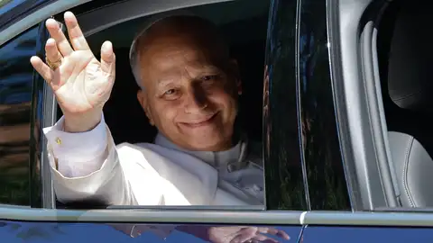 El papa León XIV saluda desde el coche a su llegada a la sede de la Conferencia Episcopal Española en Madrid donde tiene previsto reunirse con los obispos, este lunes, durante su visita a España. El papa León XIV saluda desde el coche a su llegada a la sede de la Conferencia Episcopal Española en Madrid donde tiene previsto reunirse con los obispos, este lunes, durante su visita a España.