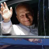 El papa León XIV saluda desde el coche a su llegada a la sede de la Conferencia Episcopal Española en Madrid donde tiene previsto reunirse con los obispos, este lunes, durante su visita a España. El papa León XIV saluda desde el coche a su llegada a la sede de la Conferencia Episcopal Española en Madrid donde tiene previsto reunirse con los obispos, este lunes, durante su visita a España.