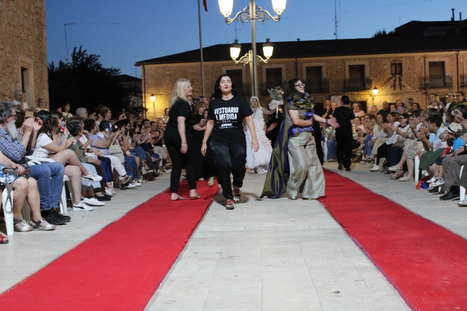 Día de fiesta en san clemente con motivo del desfile que ha mostrado los progresos del curso de confección Día de fiesta en san clemente con motivo del desfile que ha mostrado los progresos del curso de confección