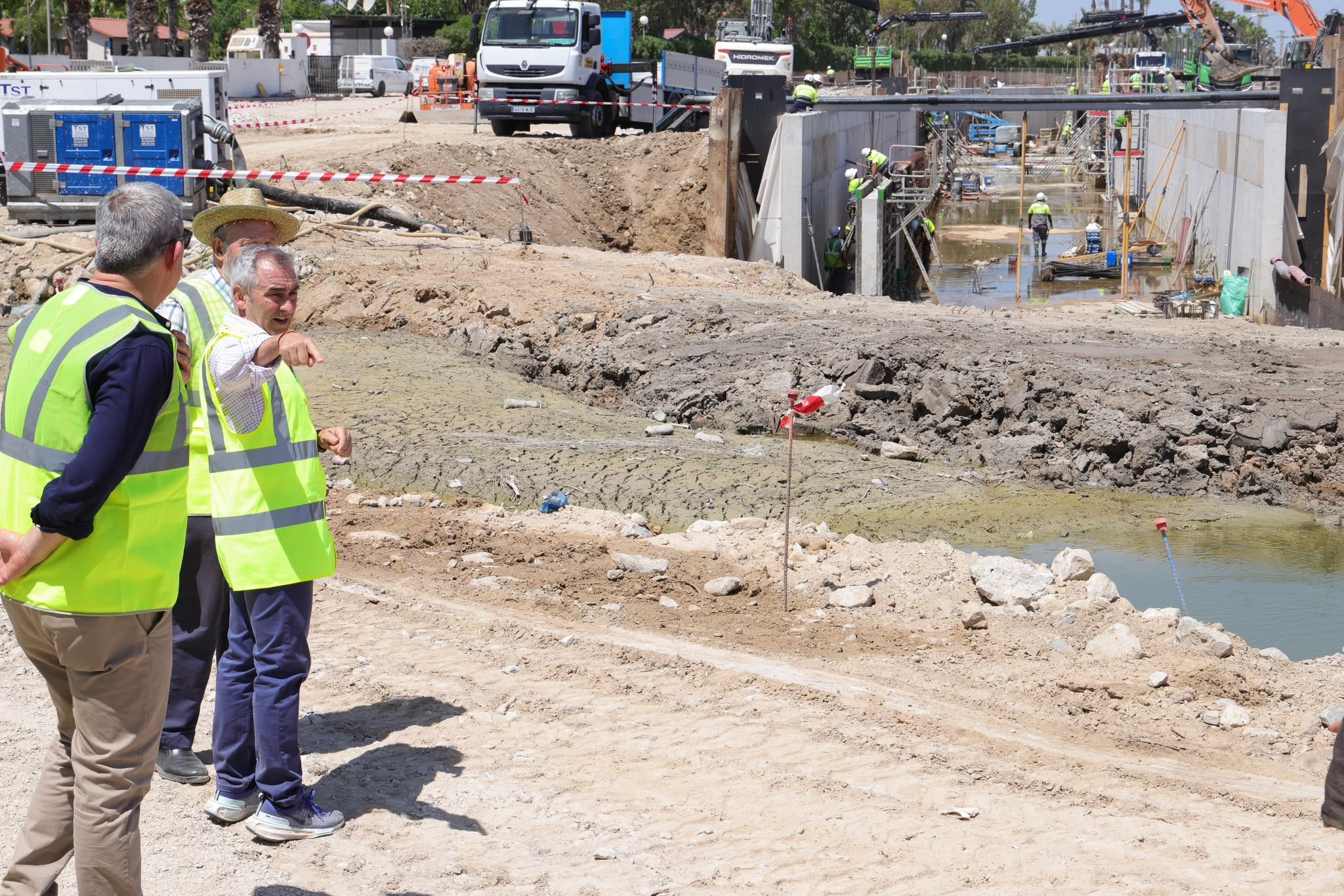 Barrachina destaca el compromiso inversor del Consell en su visita a las obras frente a inundaciones en Guardamar del Segura Barrachina destaca el compromiso inversor del Consell en su visita a las obras frente a inundaciones en Guardamar del Segura