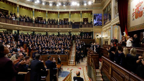  El papa Le&oacute;n XIV es ovacionado por el hemiciclo tras el esperado e hist&oacute;rico discurso que el Sumo Pont&iacute;fice ha pronunciado este lunes en el Congreso de los Diputados, en la tercera jornada de su visita a Espa&ntilde;a.