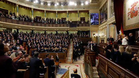 El papa León XIV es ovacionado por el hemiciclo tras el esperado e histórico discurso que el Sumo Pontífice ha pronunciado este lunes en el Congreso de los Diputados, en la tercera jornada de su visita a España. El papa León XIV es ovacionado por el hemiciclo tras el esperado e histórico discurso que el Sumo Pontífice ha pronunciado este lunes en el Congreso de los Diputados, en la tercera jornada de su visita a España.