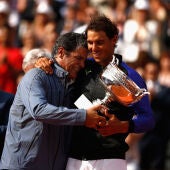 Toni Nadal y Rafa Nadal tras la victoria en Roland Garros 2017