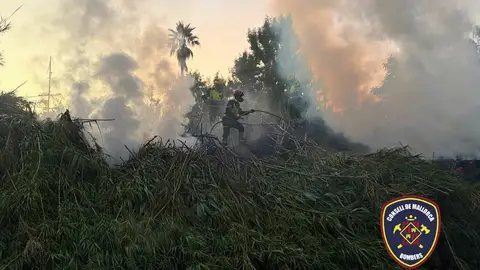 Un efectivo de los Bomberos de Mallorca actuando en el incendio agrícola declarado en Sóller. Un efectivo de los Bomberos de Mallorca actuando en el incendio agrícola declarado en Sóller.