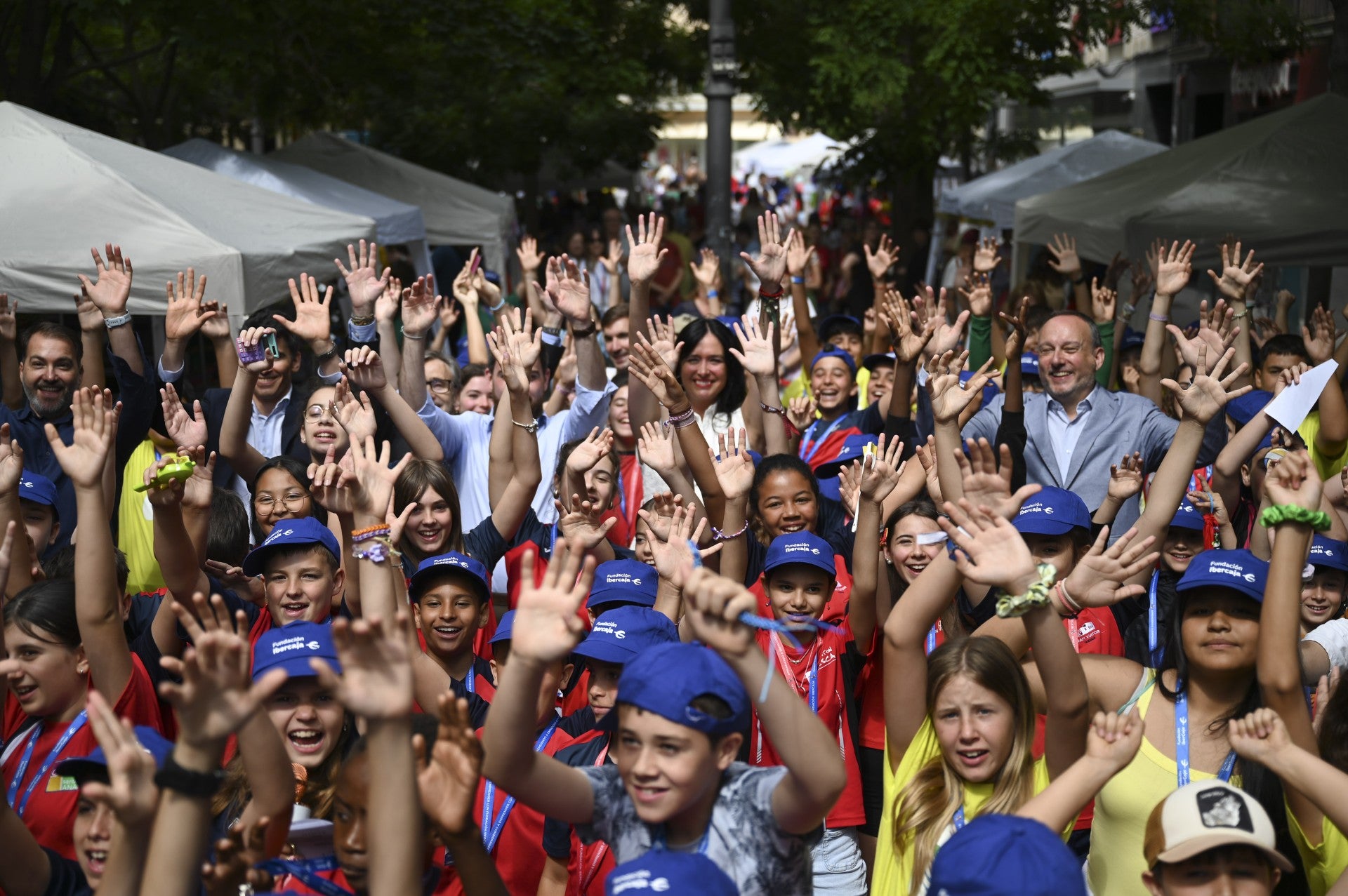 Más de 400 escolares participan en Huesca en el mercado de cooperativas "Aprendiendo a emprender" Más de 400 escolares participan en Huesca en el mercado de cooperativas "Aprendiendo a emprender"
