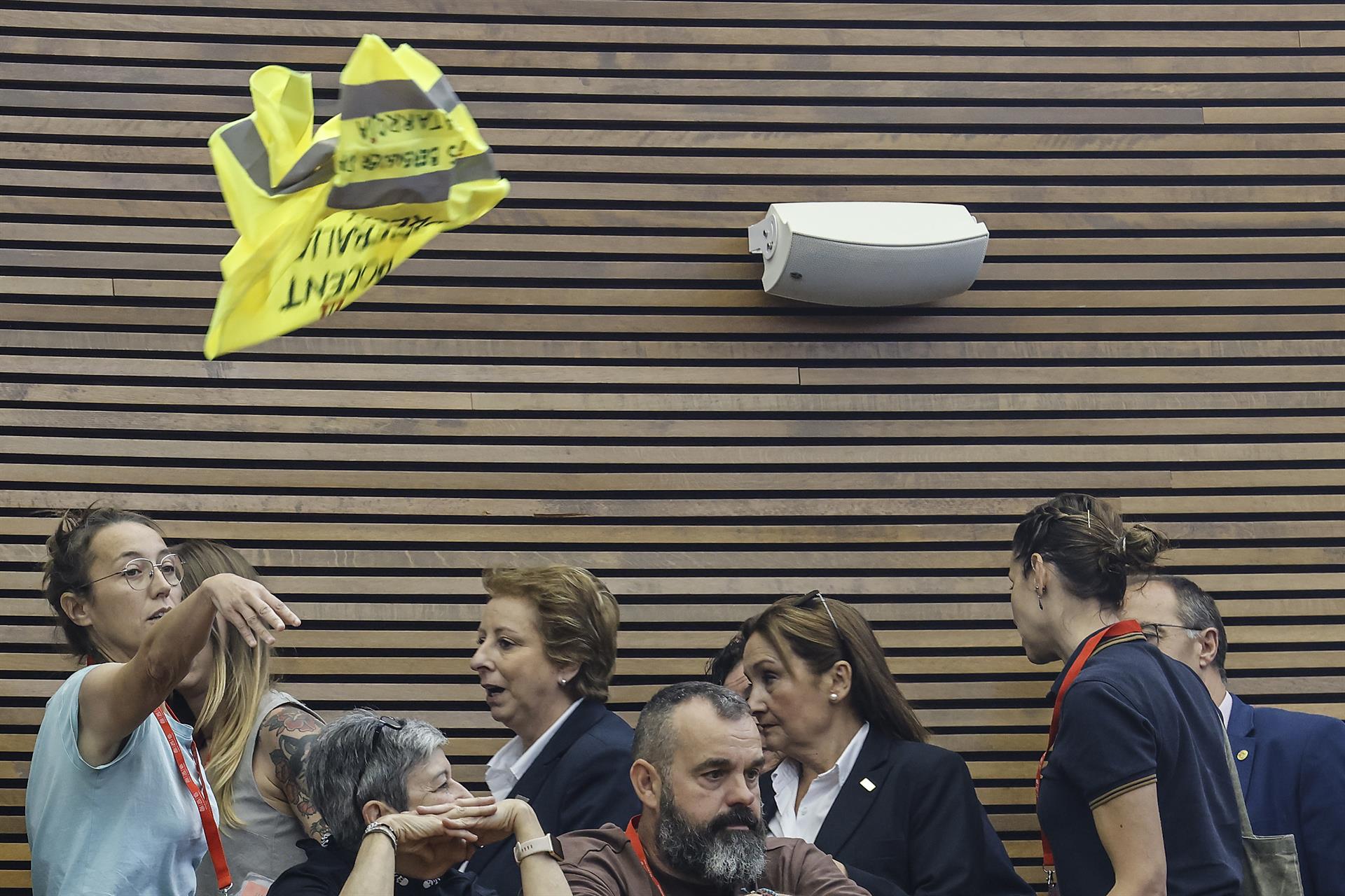 Les Corts no llevará a Fiscalía a las docentes que protestaron en un pleno Les Corts no llevará a Fiscalía a las docentes que protestaron en un pleno