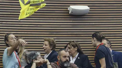 Docentes se manifiestan durante una sesión de control, en Les Corts Valencianes, a 21 de mayo de 2026, en Valencia - Docentes se manifiestan durante una sesión de control, en Les Corts Valencianes, a 21 de mayo de 2026, en Valencia -