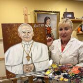 La ilicitana Inés Serna ha pintado un retrato del Papa León XIV que se exhibirá en la iglesia de la Fontana de Trevi.