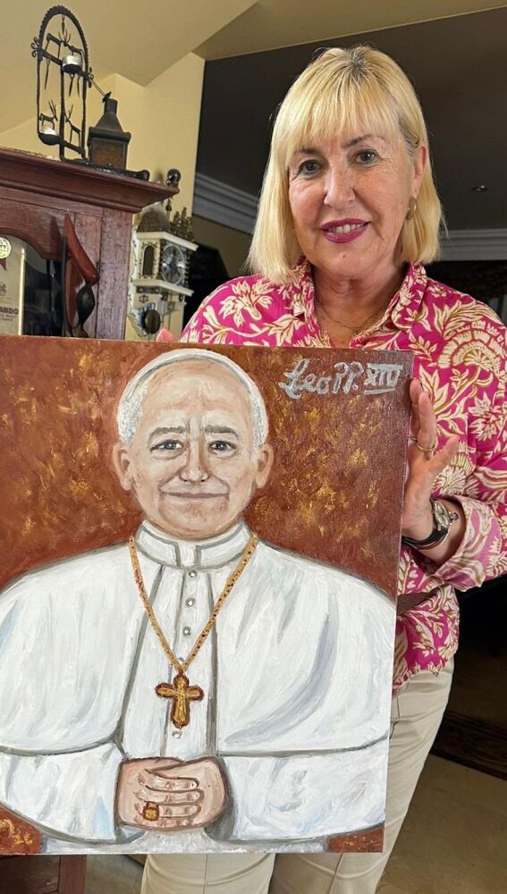 La ilicitana Inés Serna ha pintado un retrato del Papa León XIV que se exhibirá en la iglesia de la Fontana de Trevi.