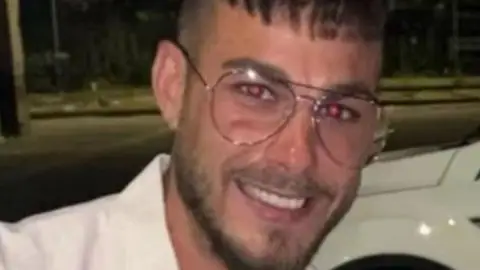 La Policía busca a David Salazar, un hombre de 33 años al que se le perdió la pista el domingo en Badajoz La Policía busca a David Salazar, un hombre de 33 años al que se le perdió la pista el domingo en Badajoz