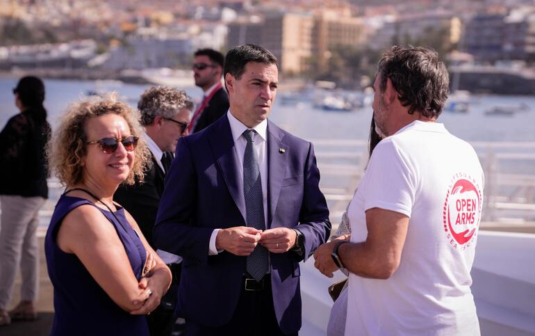 Pradales reivindica en la visita del papa la solidaridad migratoria de Euskadi y Canarias Pradales reivindica en la visita del papa la solidaridad migratoria de Euskadi y Canarias