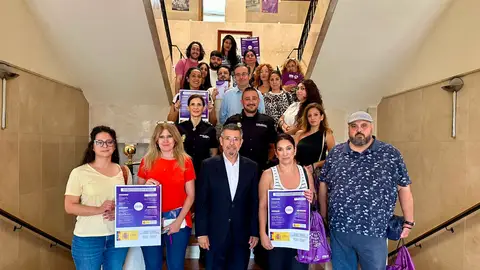 Los representantes del pueblo gitano de Alicante y los miembros de la Subdelegación del Gobierno Los representantes del pueblo gitano de Alicante y los miembros de la Subdelegación del Gobierno