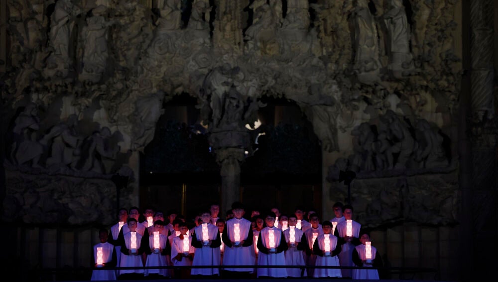 Un gran espectáculo de luz en homenaje a Antonio Gaudí ilumina la Sagrada Familia