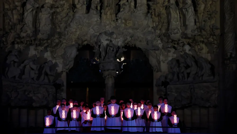 Un gran espectáculo de luz en homenaje a Antonio Gaudí ilumina la Sagrada Familia Un gran espectáculo de luz en homenaje a Antonio Gaudí ilumina la Sagrada Familia