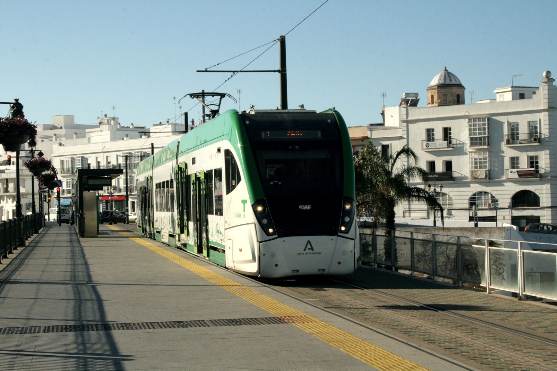 El Trambahía refuerza su servicio durante la Feria de Chiclana y amplía su horario de madrugada El Trambahía refuerza su servicio durante la Feria de Chiclana y amplía su horario de madrugada
