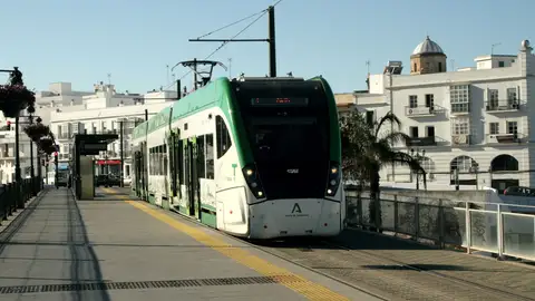 El TramBahía a su paso por Chiclana en la parada de Los Remedios El TramBahía a su paso por Chiclana en la parada de Los Remedios