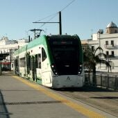 El TramBahía a su paso por Chiclana en la parada de Los Remedios