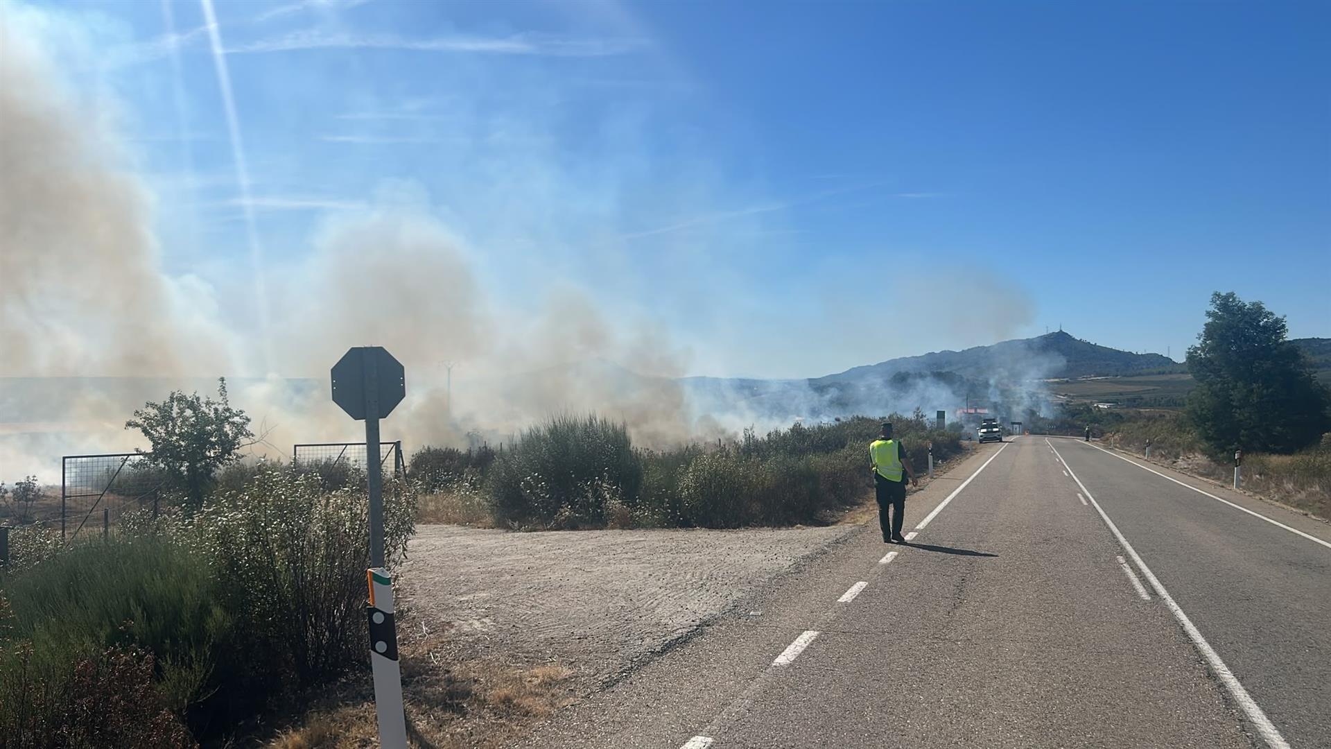Estabilizado un incendio en Hinojal originado por un camión en la A-66 que ha afectado a varios trenes y que cortaba la autovía Estabilizado un incendio en Hinojal originado por un camión en la A-66 que ha afectado a varios trenes y que cortaba la autovía